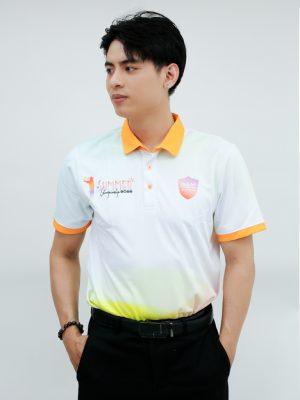 Logo SAM Tuyền Lâm in chuyển nhiệt ở ngực trái áo polo đồng phục, sắc nét trên nền vải trắng mịn, viền cổ và tay phối cam nổi bật.