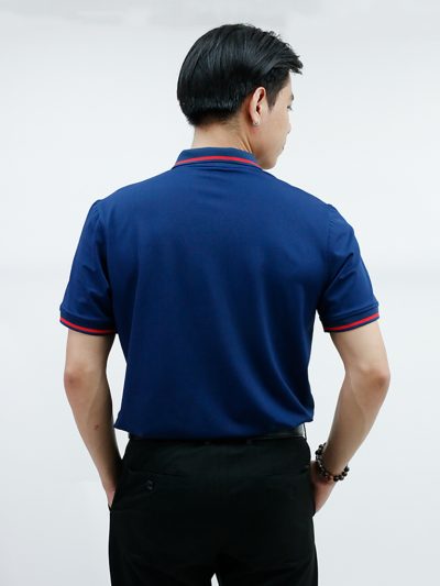 Mặt sau áo thun polo AGC đơn giản, đường may chắc chắn, phù hợp làm đồng phục công ty.