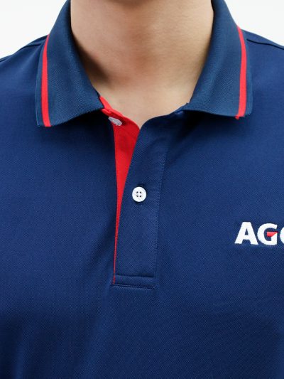 Cận cảnh cổ áo phối viền đỏ nổi bật trên nền xanh navy, thể hiện sự tinh tế trong thiết kế đồng phục.