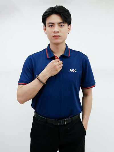 Mẫu áo polo đồng phục AGC dáng đứng chính diện, chất vải cá sấu polo co giãn và bền màu.