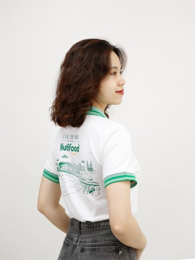 Mẫu áo thun đồng phục Nutifood trắng phối cổ xanh, thiết kế logo và hình in cây cầu sau lưng, chất liệu vải NIGO207