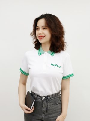 Nhân viên diện áo đồng phục công ty Nutifood, chất liệu vải cao cấp, phối cổ tay xanh, in logo trước ngực sắc nét.