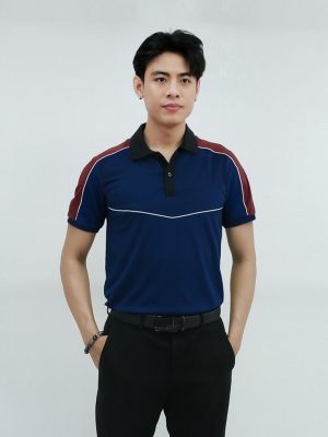 Nam người mẫu mặc áo thun đồng phục màu xanh navy phối đỏ tay raglan, phối cổ đen, thiết kế thời trang hiện đại.